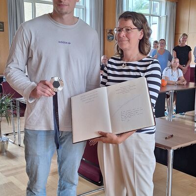 Bild vergr&ouml;&szlig;ern: Juri_mit_Bgm_Engeln_und_der_Silbermedaille