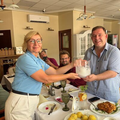 Bild vergr&ouml;&szlig;ern: Geschenkübergabe von unserem 1.Stadtrat Carsten Dyck an die Bürgermeisterin Katarzyna Szlońska-Getka